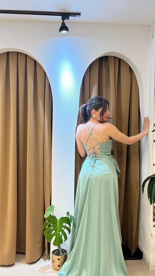 MİNT YEŞİLİ YIRTMAÇLI ELBİSE