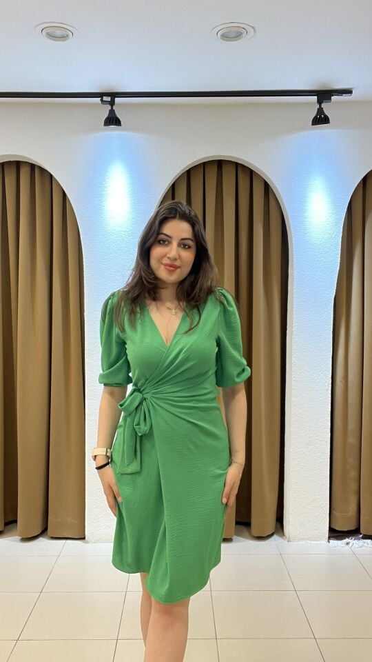 YEŞİL BELDEN BAĞLAMALI ELBİSE