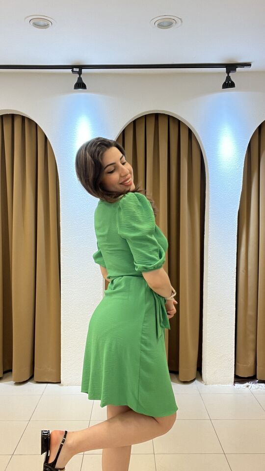 YEŞİL BELDEN BAĞLAMALI ELBİSE