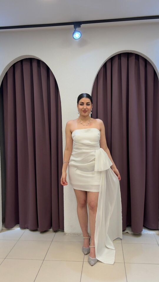 BEYAZ STRAPLEZ KUYRUKLU KISA ELBİSE 42