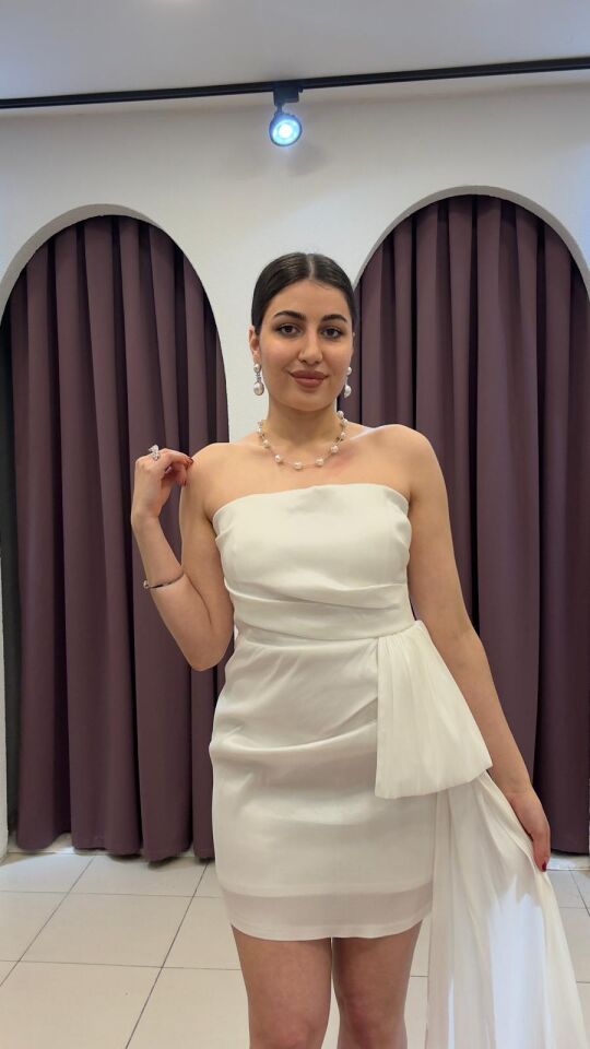 BEYAZ STRAPLEZ KUYRUKLU KISA ELBİSE 42