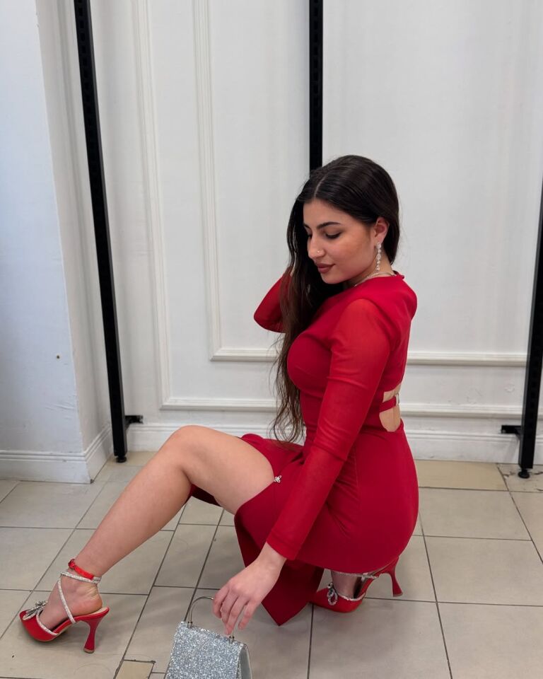 KIRMIZI KOLLARI  TÜL DETAYLI ELBİSE