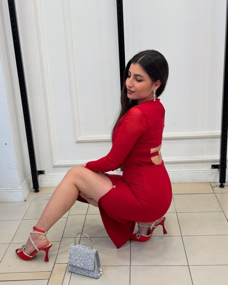 KIRMIZI KOLLARI  TÜL DETAYLI ELBİSE