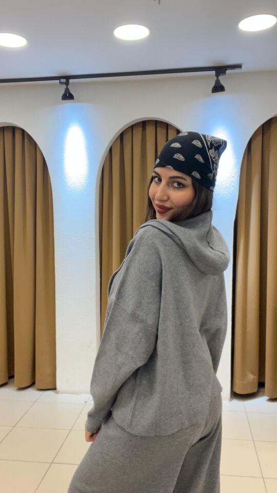 GRİ TRİKO HIRKALI TAKIM