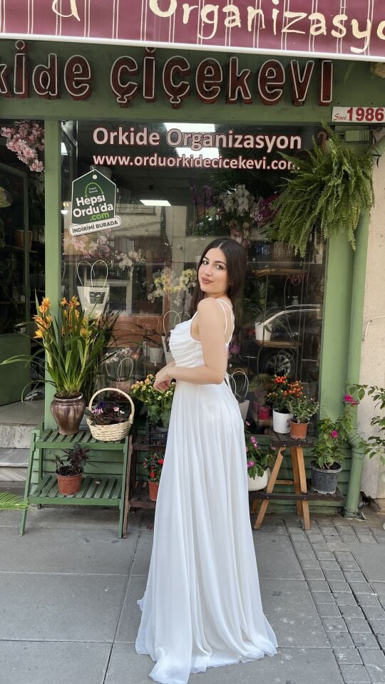 BEYAZ İNCE ASKILI SIRTTAN BAĞLAMALI TÜL ELBİSE