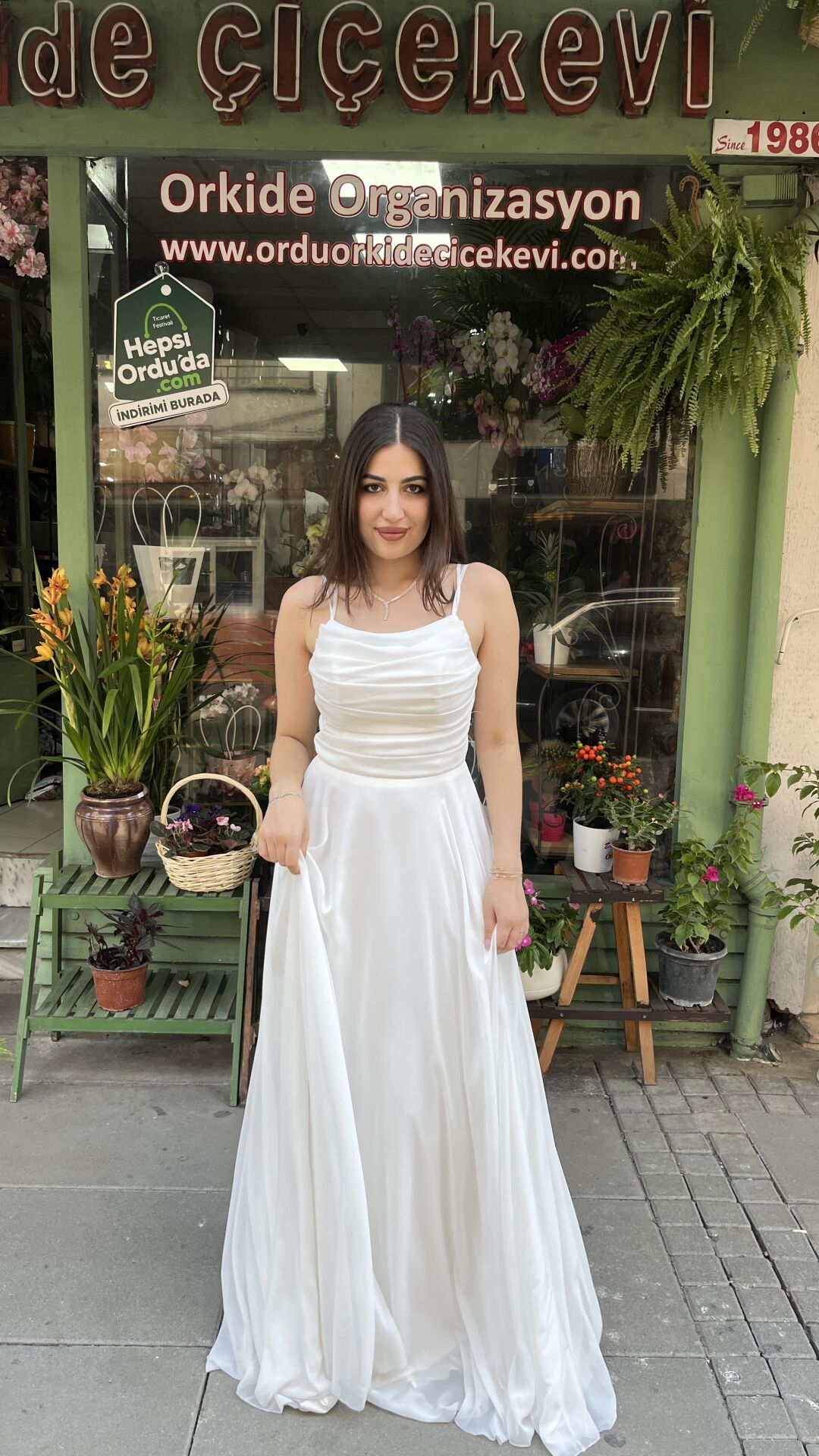 BEYAZ İNCE ASKILI SIRTTAN BAĞLAMALI TÜL ELBİSE