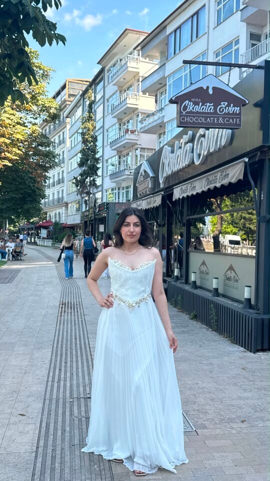 Beli ve göğsü çiçek boncuk aksesuarlı komple piliseli şifon abiye 44