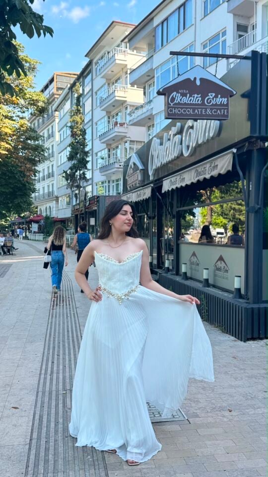 Beli ve göğsü çiçek boncuk aksesuarlı komple piliseli şifon abiye 44