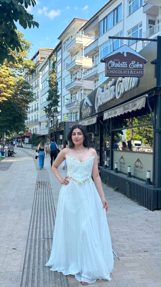 Beli ve göğsü çiçek boncuk aksesuarlı komple piliseli şifon abiye 44