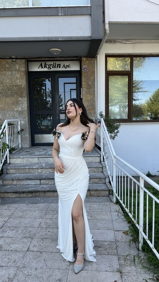 BEYAZ OMUZLARI ÇİÇEKLİ BELDEN PİLELİ ÖRME ABİYE ELBİSE