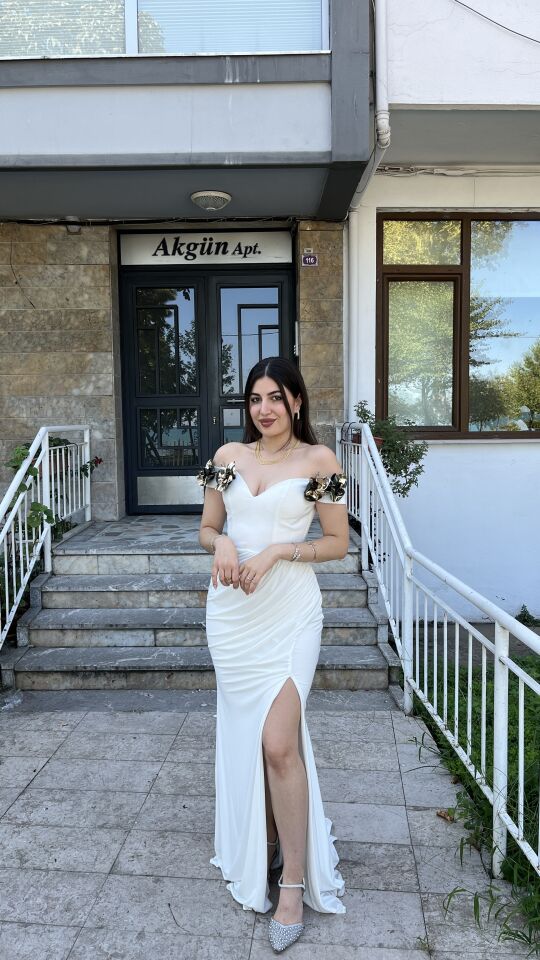BEYAZ OMUZLARI ÇİÇEKLİ BELDEN PİLELİ ÖRME ABİYE ELBİSE BEYAZ - 40