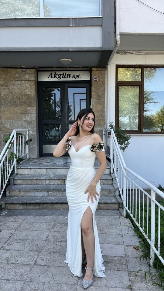 BEYAZ OMUZLARI ÇİÇEKLİ BELDEN PİLELİ ÖRME ABİYE ELBİSE