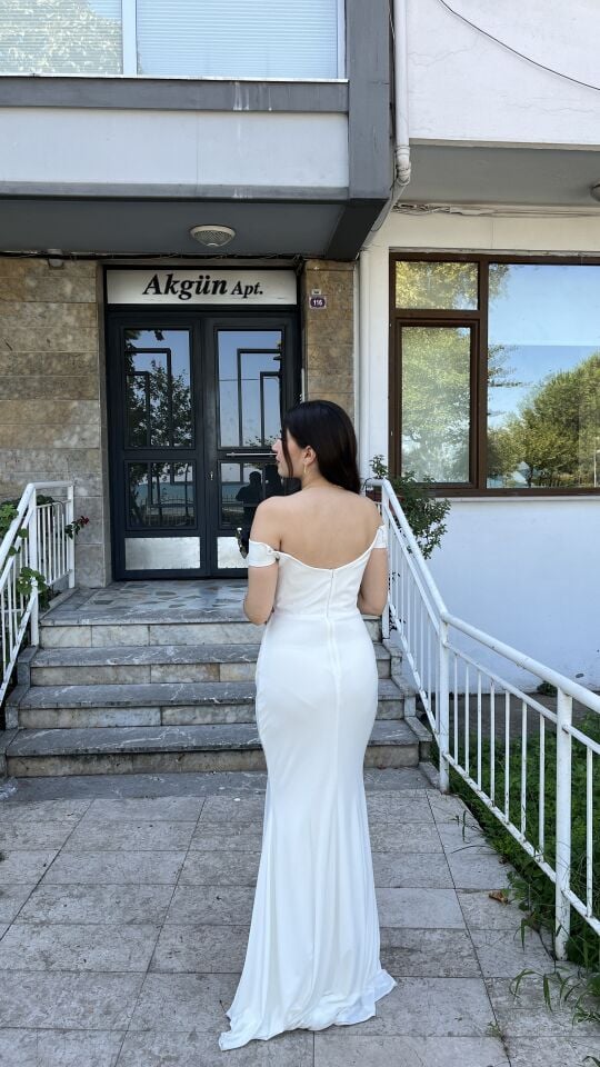 BEYAZ OMUZLARI ÇİÇEKLİ BELDEN PİLELİ ÖRME ABİYE ELBİSE