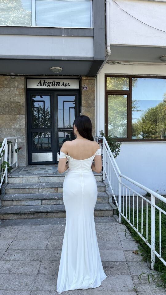 BEYAZ OMUZLARI ÇİÇEKLİ BELDEN PİLELİ ÖRME ABİYE ELBİSE