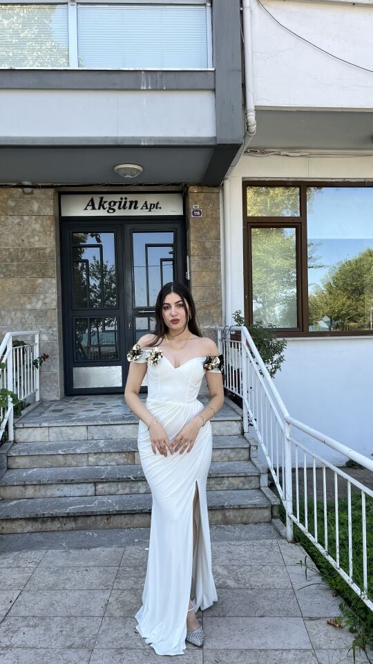 BEYAZ OMUZLARI ÇİÇEKLİ BELDEN PİLELİ ÖRME ABİYE ELBİSE
