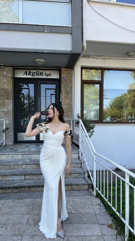 BEYAZ OMUZLARI ÇİÇEKLİ BELDEN PİLELİ ÖRME ABİYE ELBİSE