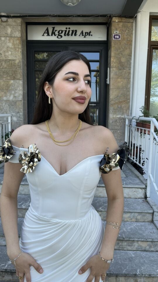 BEYAZ OMUZLARI ÇİÇEKLİ BELDEN PİLELİ ÖRME ABİYE ELBİSE
