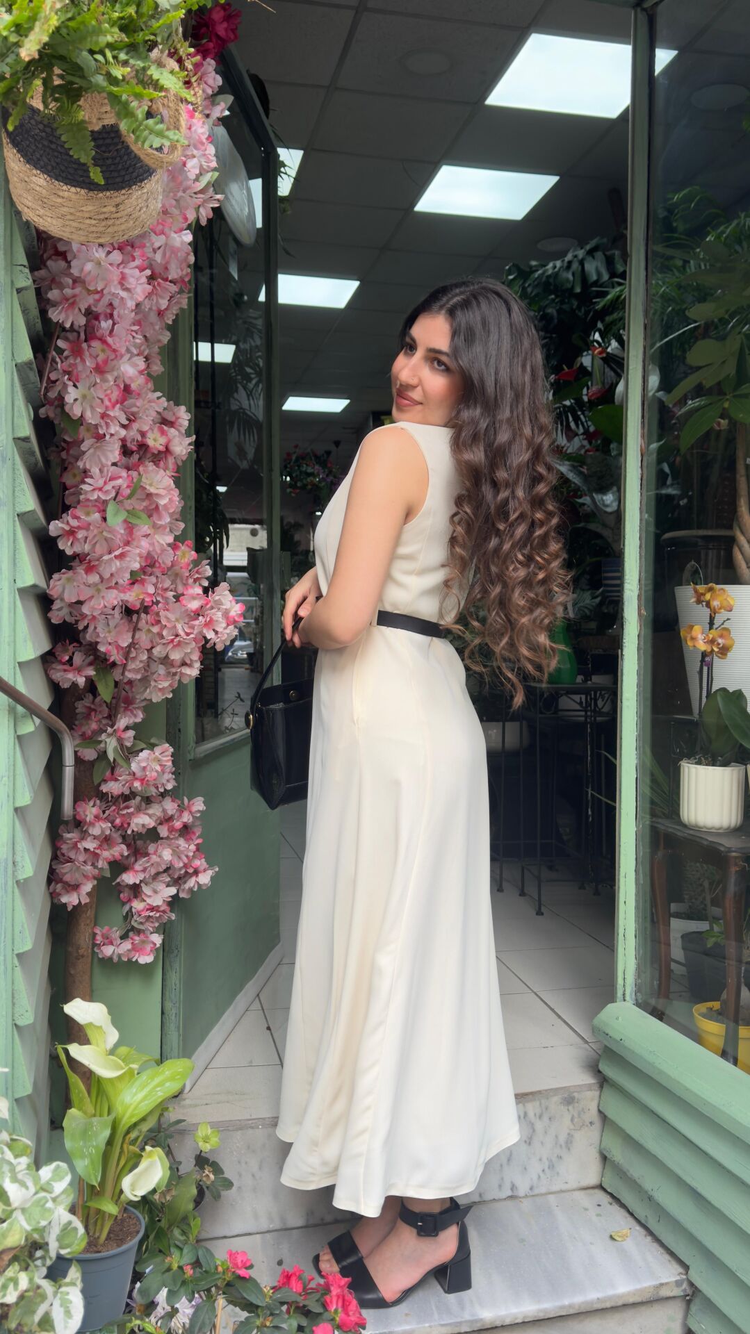 BEJ KEMERLİ UZUN ELBİSE