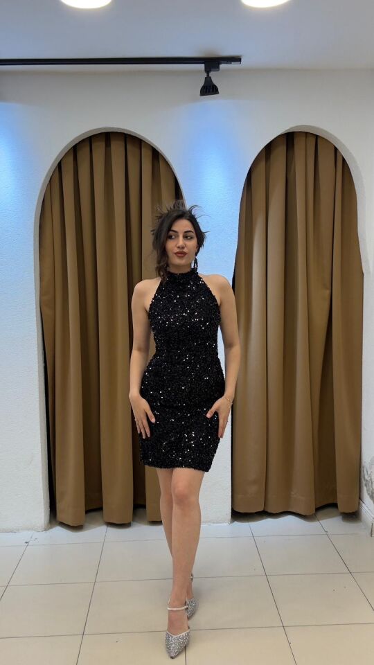 SİYAH HALTER YAKA PAYETLİ MİNİ ABİYE ELBİSE