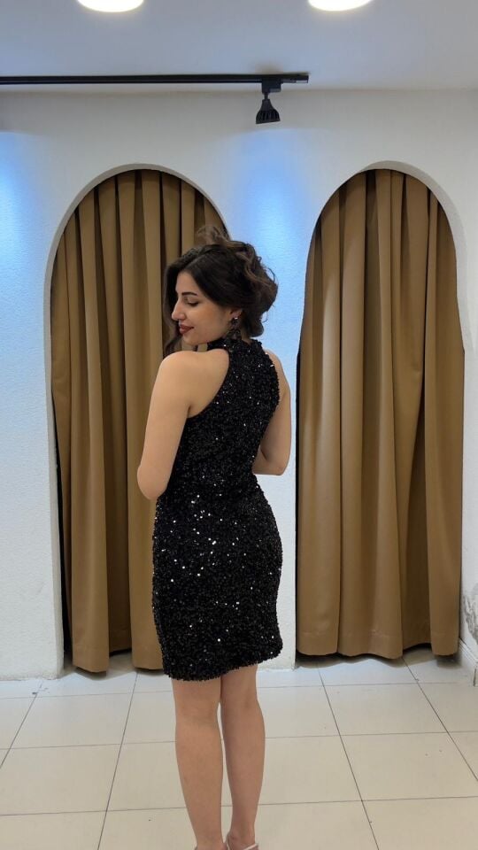 SİYAH HALTER YAKA PAYETLİ MİNİ ABİYE ELBİSE