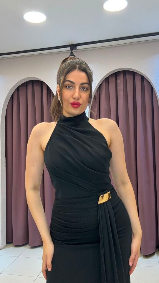 Siyah Halter Yaka Metal Tokalı Drapeli Uzun Elbise 44