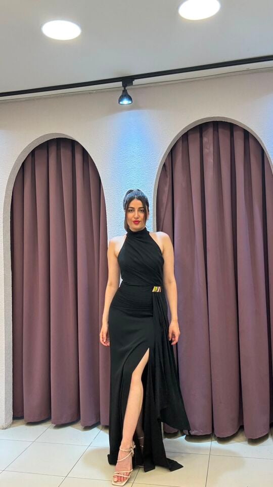 Siyah Halter Yaka Metal Tokalı Drapeli Uzun Elbise 38
