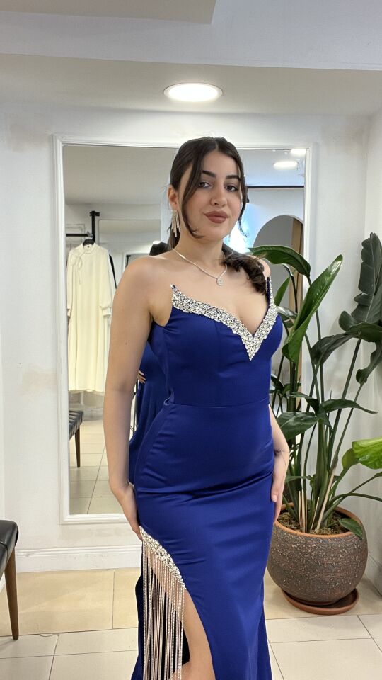 LACİVERT BACAĞINDAN TAŞ ŞERİT AKSESUARLI KEDİ YAKA SATEN ABİYE