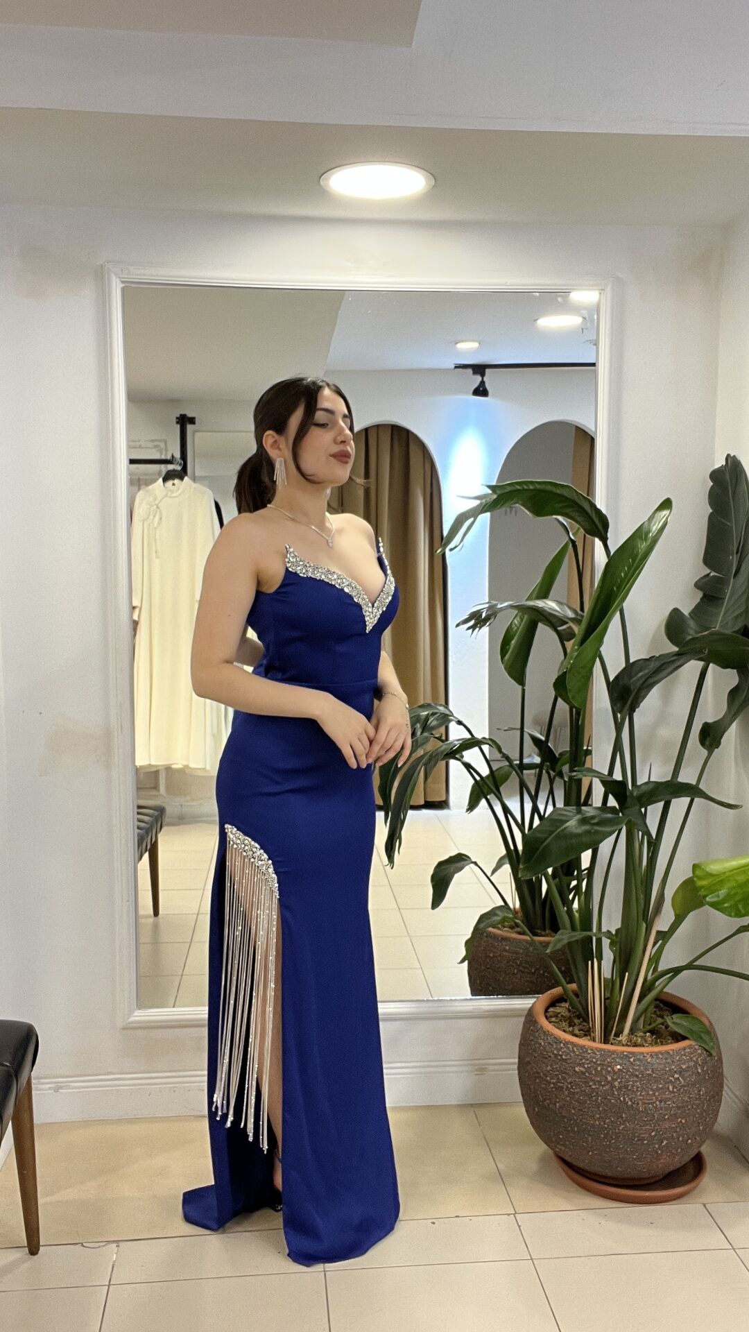 LACİVERT BACAĞINDAN TAŞ ŞERİT AKSESUARLI KEDİ YAKA SATEN ABİYE