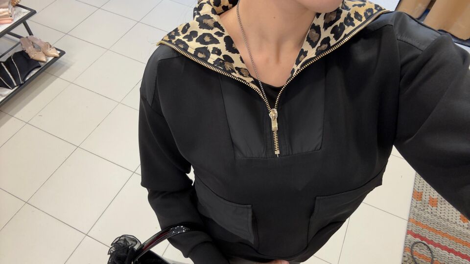 SİYAH YAKASI LEOPAR DESENLİ SWEAT
