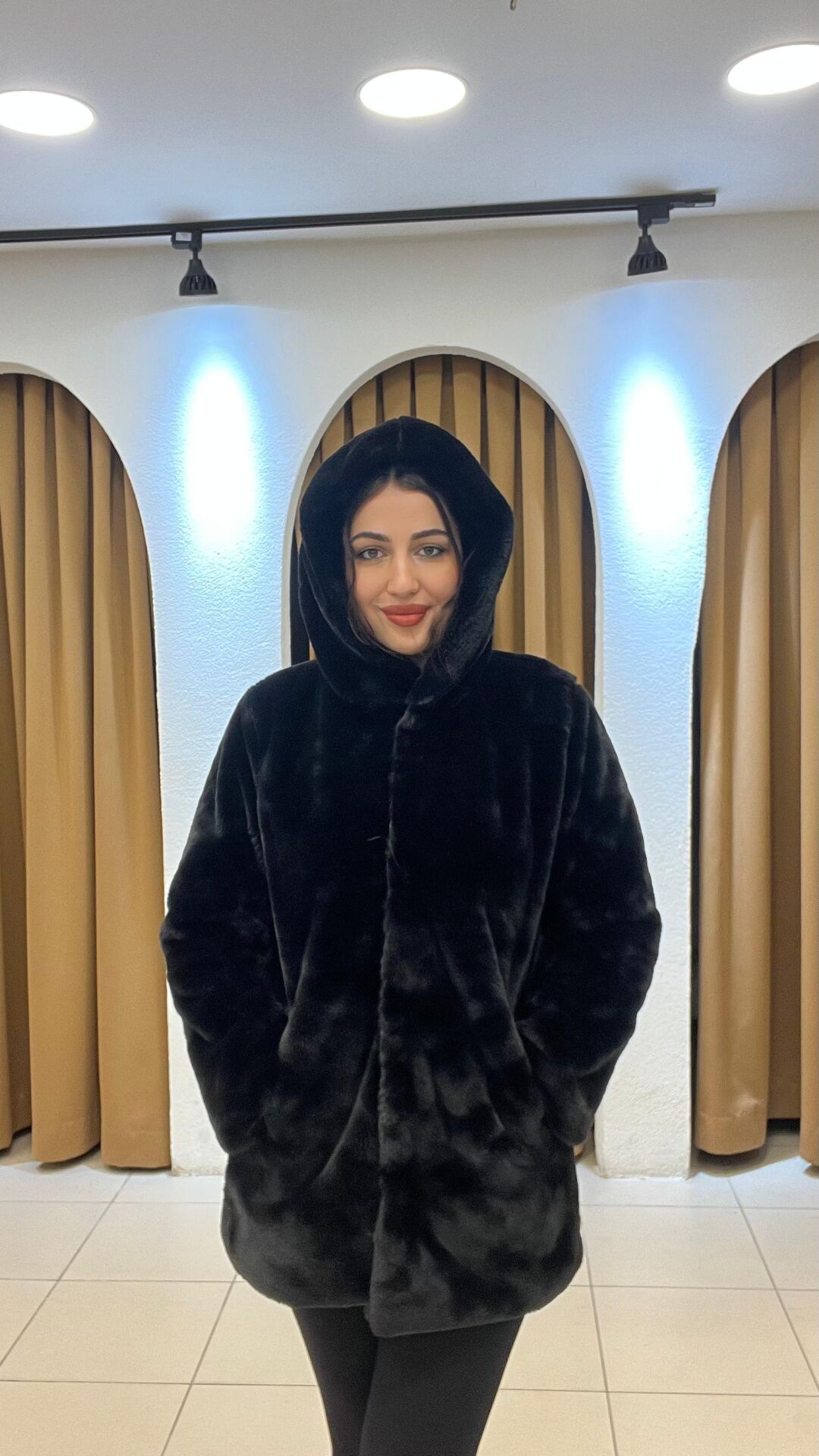 SİYAH ÇITÇITLI KAPİŞONLU KÜRK