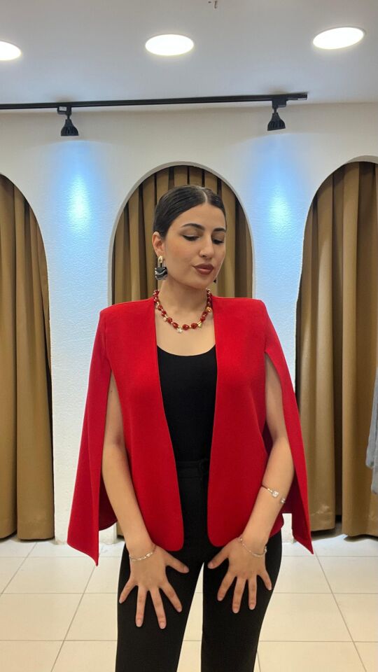 KIRMIZI YARASA KOL OMUZLARI VATKA DETAYLI CEKET