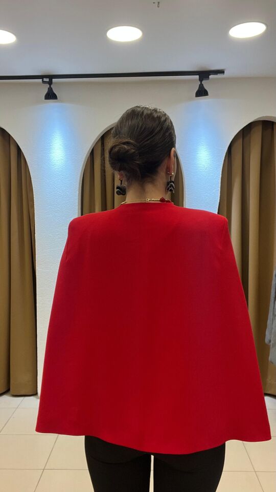 KIRMIZI YARASA KOL OMUZLARI VATKA DETAYLI CEKET