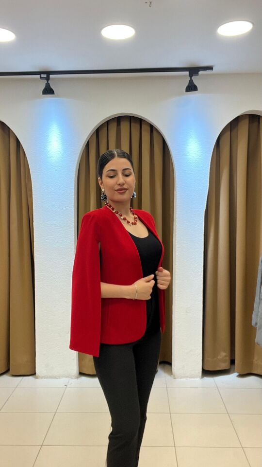 KIRMIZI YARASA KOL OMUZLARI VATKA DETAYLI CEKET