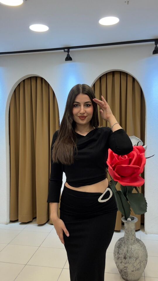 KALEM ETEK TARZINDA  BELİNDE AKSESUAR SİYAH UZUN KOLLU BADİ TAKIM