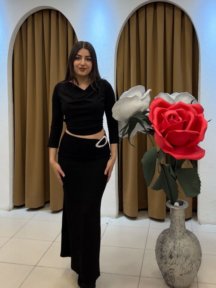 KALEM ETEK TARZINDA  BELİNDE AKSESUAR SİYAH UZUN KOLLU BADİ TAKIM