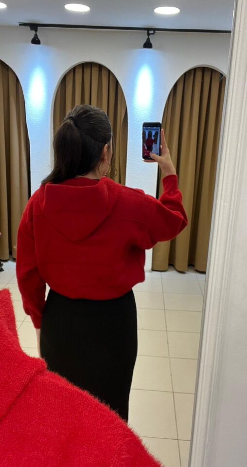 KIRMIZI KAPİŞONLU AYARLANABİLİR HIRKA