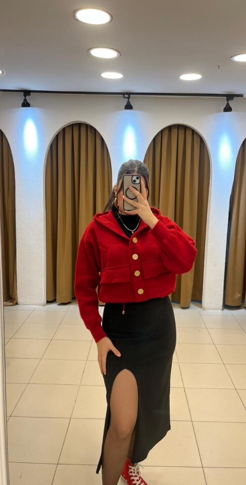 KIRMIZI KAPİŞONLU AYARLANABİLİR HIRKA