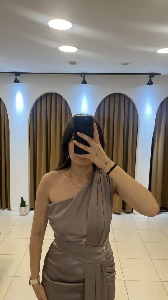 VİZON SATEN TEK OMUZ YIRTMAÇLI ELBİSE