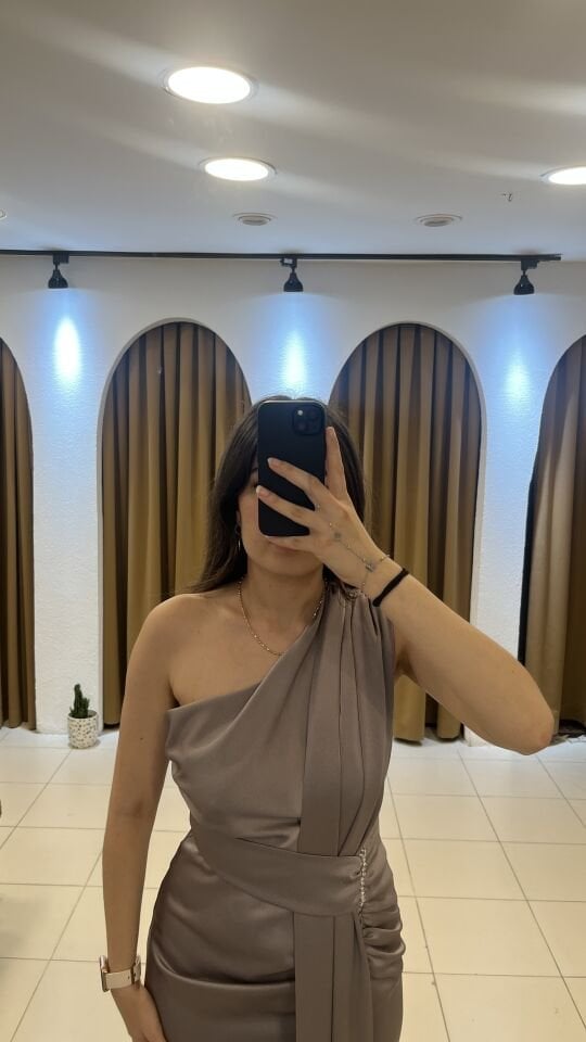 VİZON SATEN TEK OMUZ YIRTMAÇLI ELBİSE