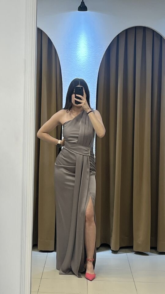 VİZON SATEN TEK OMUZ YIRTMAÇLI ELBİSE