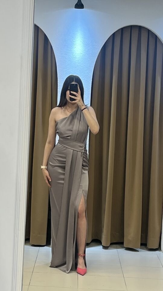 VİZON SATEN TEK OMUZ YIRTMAÇLI ELBİSE