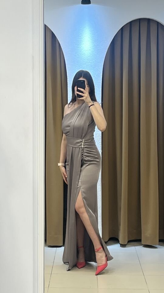 VİZON SATEN TEK OMUZ YIRTMAÇLI ELBİSE