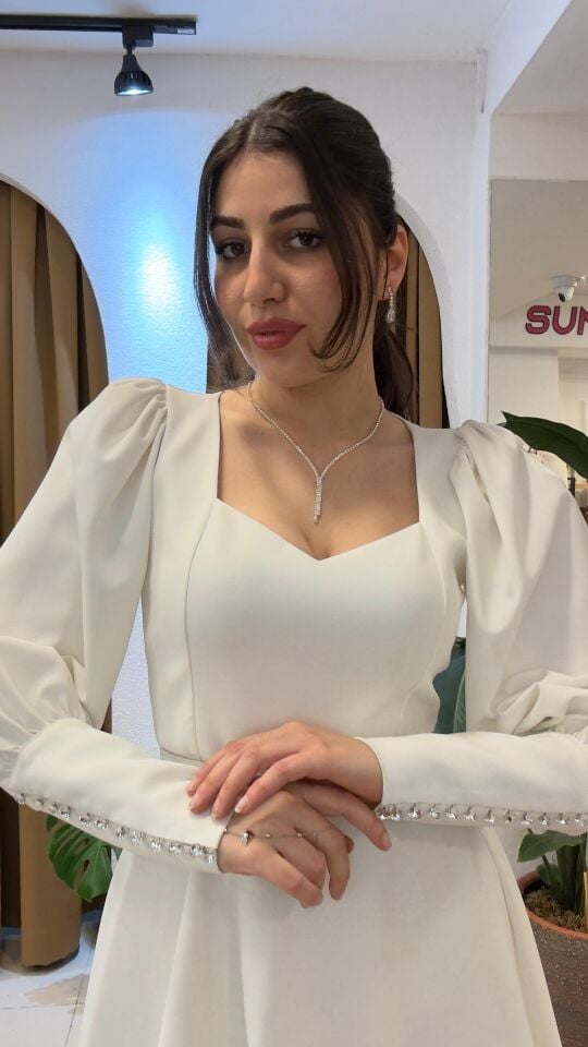 BEYAZ KOL DETAYLI TAŞLI ELBİSE