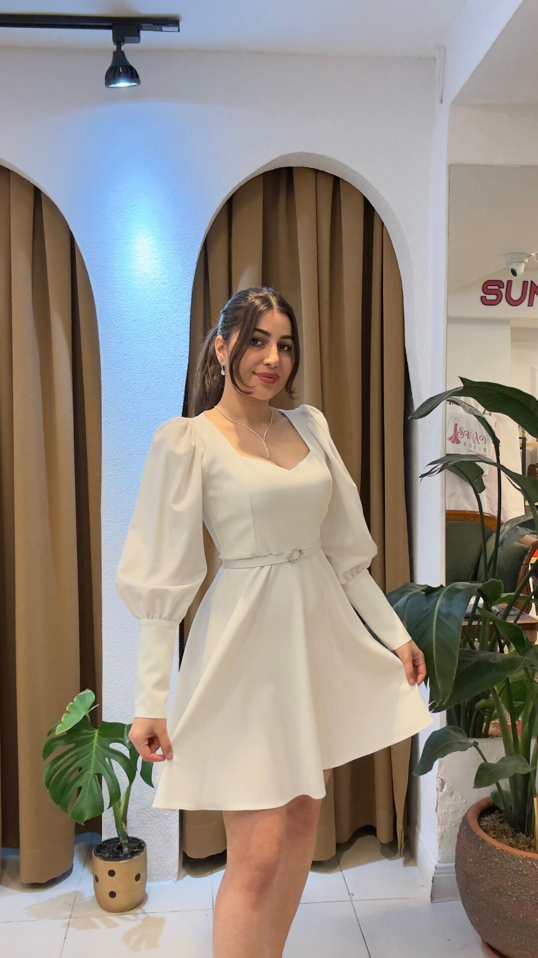 BEYAZ KOL DETAYLI TAŞLI ELBİSE