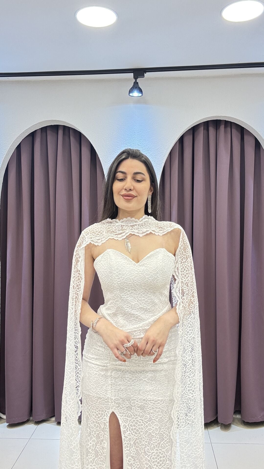 PELERİN DETAYLI GÜPÜR DANTEL GECE ELBİSESİ