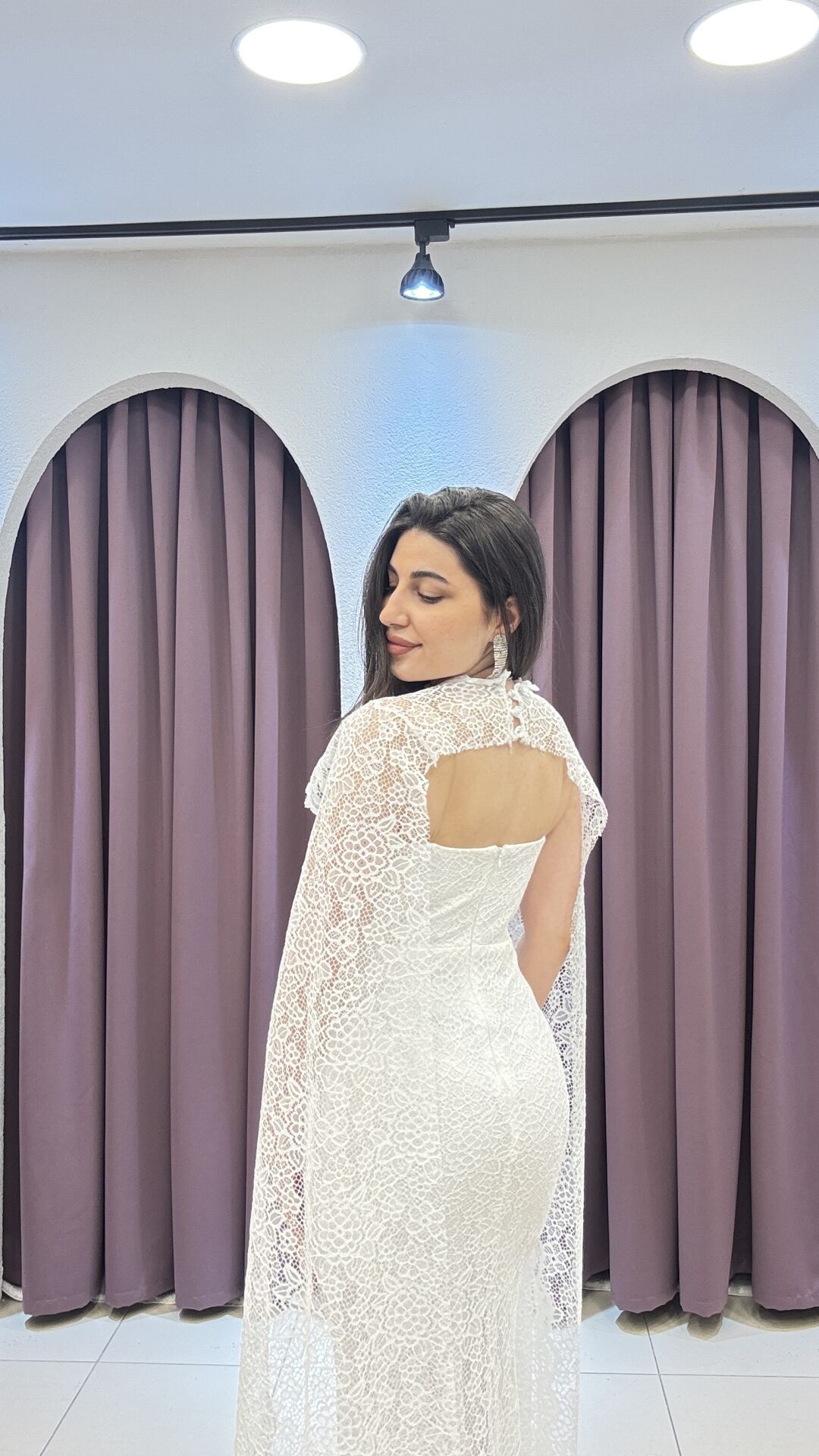 PELERİN DETAYLI GÜPÜR DANTEL GECE ELBİSESİ