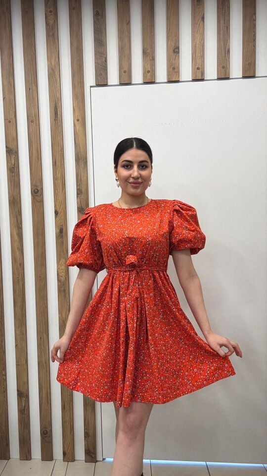 TURUNCU ÇİÇEK KEMERLİ KISA ELBİSE M