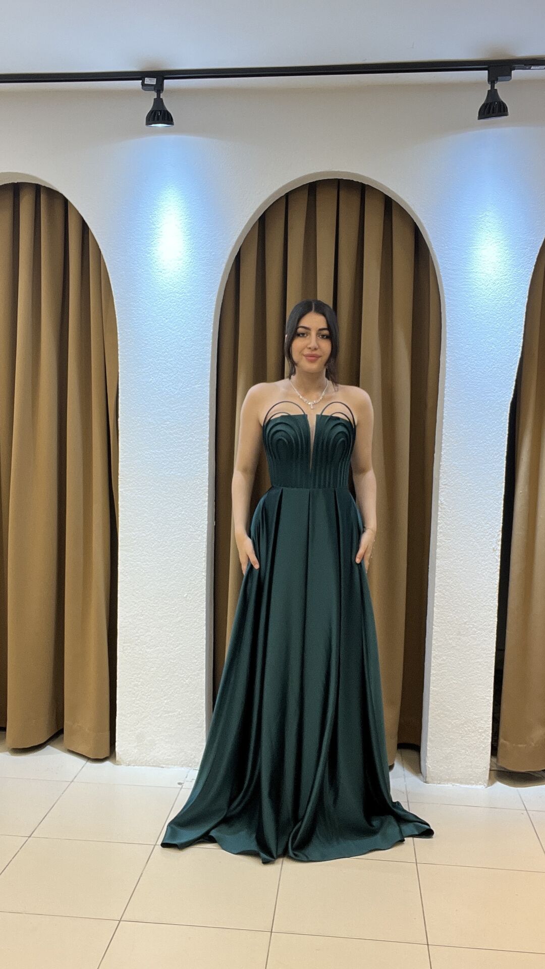 ZÜMRÜT YEŞİLİ SATEN STRAPLEZ UZUN ABİYE