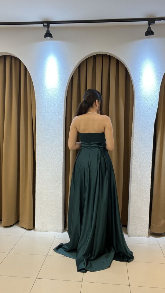 ZÜMRÜT YEŞİLİ SATEN STRAPLEZ UZUN ABİYE