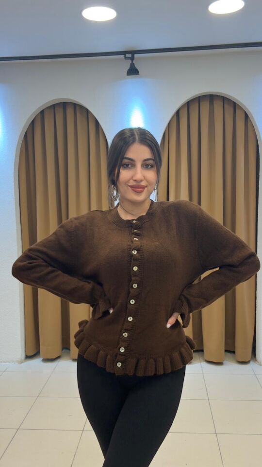 KAHVERENGİ DÜĞMELİ HIRKA KAZAK